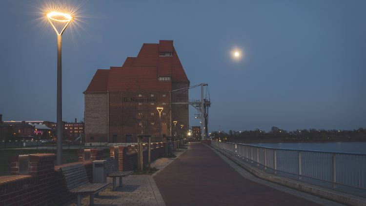 Die neugemachte Elbpromenade ist eines der Aushängeschilder der Stadt, im Hintergrund ein alter Getreidespeicher.