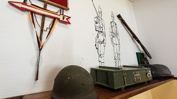 Im Aufenthaltsraum, dem sogenannten Bunker, des Jägerbataillons 291 der Bundeswehr liegt ein Stahlhelm auf einem Regal. Der Soldat Franco A. war dort stationiert.