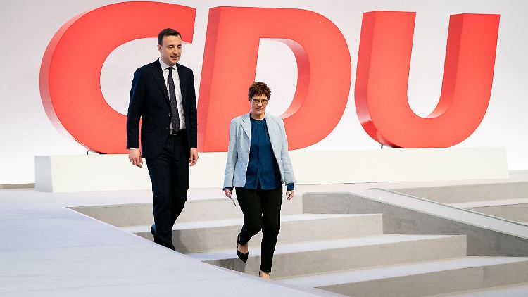 "Wir wollen uns und wir müssen uns aus meiner Sicht vor allen Dingen auf das Inhaltliche konzentrieren, sagte Annegret Kramp-Karrenbauer im Vorfeld des CDU-Parteitages n-tv.