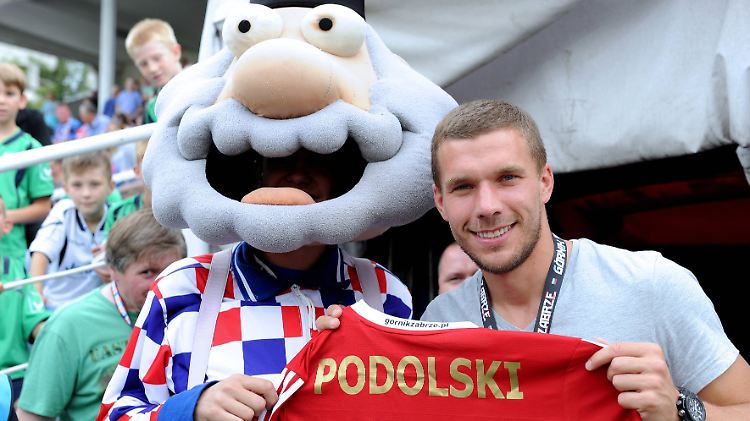 Das Trikot mit seinem Namen hat er schon: Lukas Podolski bei einem Besuch in Zabrze im Sommer 2014.