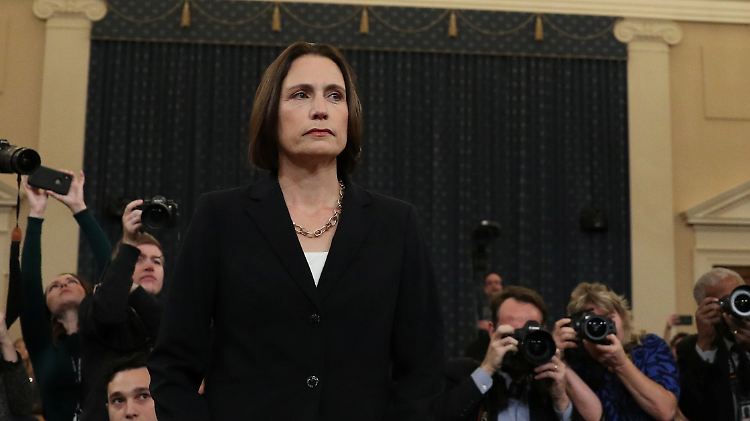 Russland-Expertin Fiona Hill nimmt Trumps Aussagen über die Ukraine auseinander.