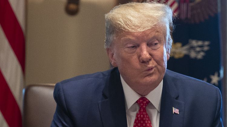 In den öffentlichen Anhörungen kommen entlarvende Details zu Donald Trumps offiziellen Gesprächen ans Licht.