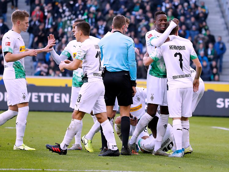 Viel Grund zur Freude: Während alle anderen immer mal wieder straucheln, setzt sich Borussia Mönchengladbach an der Tabellenspitze fest.