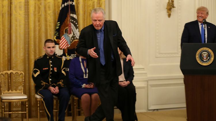 Jon Voight legt ein Tänzchen hin, Donald Trump ist sichtlich erfreut.