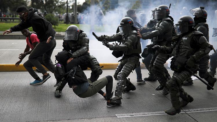 Rund 200.000 Menschen beteiligten sich an den Protesten in Bogotá und Medellín.