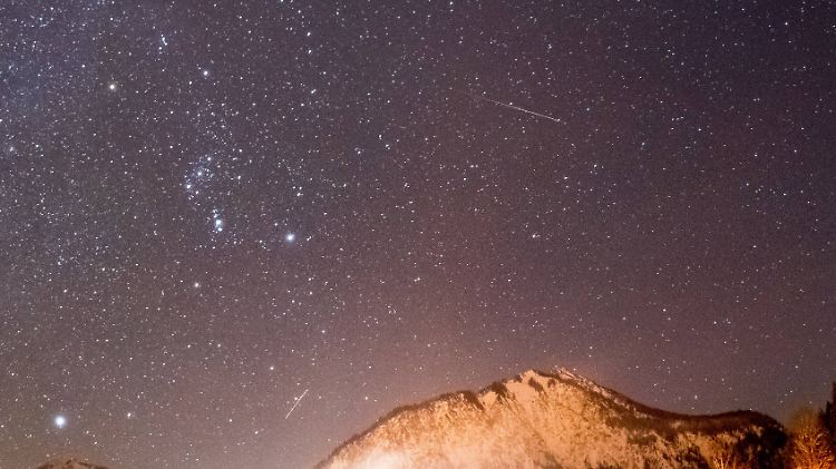 Eine Sternschnuppe der Geminiden über den Bergen der Oberstdorfer Alpen (Bild vom 13. Dezember 2018).