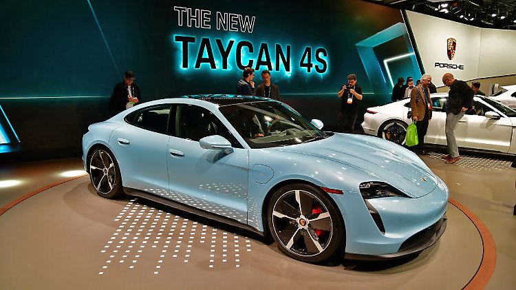 Der kleine Bruder des Porsche Taycan Turbo, der Taycan 4S feierte in Los Angeles seine Premiere.
