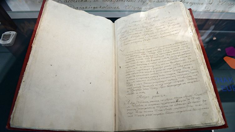 Das Originalmanuskript der polnischen Verfassung liegt in der Kordegarda Gallery in Warschau.