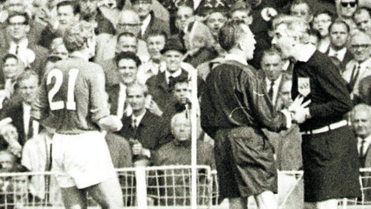 Schiedsrichter Gottfried Dienst und sein Assistent Tofik Bakhramov fällten im WM-Finale 1966 eine legendäre Entscheidung.