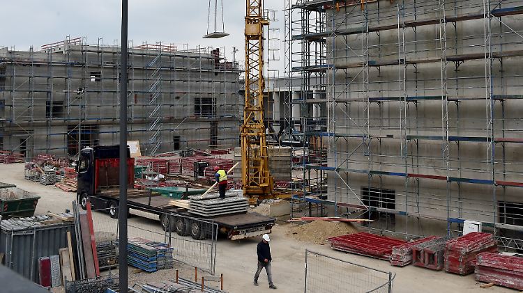 Am Pier Nord des zukünftigen Hauptstadtflughafens Willy Brandt wird an den Erweiterungsbauten gearbeitet.