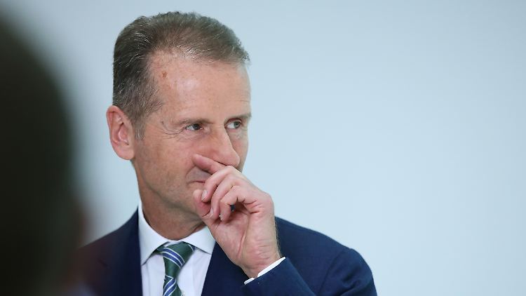 VW-Chef Herbert Diess in Denker-Pose.