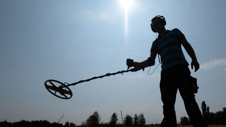 Ausgestattet mit Metalldetektoren begaben sich die Männer auf Schatzsuche.