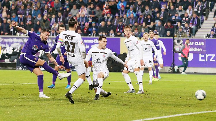 Aue-Stürmer Pascal Testroet sorgte mit dem 3:1 für klare Verhältnisse.