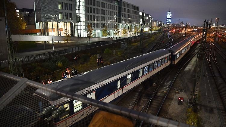 Der entgleiste Regionalzug steht am Münchner Bahnhof Hackerbrücke: Für hundert Fahrgäste geht der Unfall glimpflich aus.
