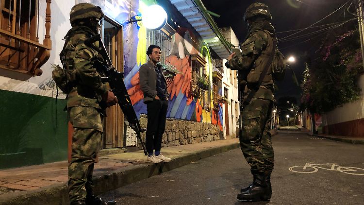 In Bogota patrouilliert das Militär, damit die Ausgangssperre eingehalten wird.
