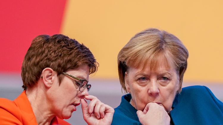 Schon da schwer angeschlagen: Kramp-Karrenbauer neben Merkel auf dem CDU-Parteitag im November 2019. 