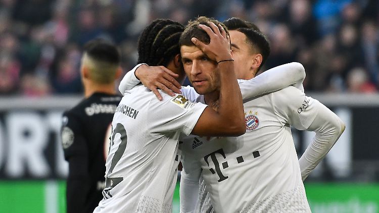 Ex-Nationalspieler Thomas Müller beglückwünscht Nationalspieler Serge Gnabry zum zwischenzeitlichen 3:0.