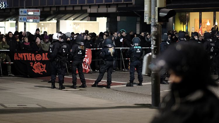 Die NPD hatte zu einer Demonstration gegen Journalisten aufgerufen, die kritisch über die rechte Szene berichtet haben.