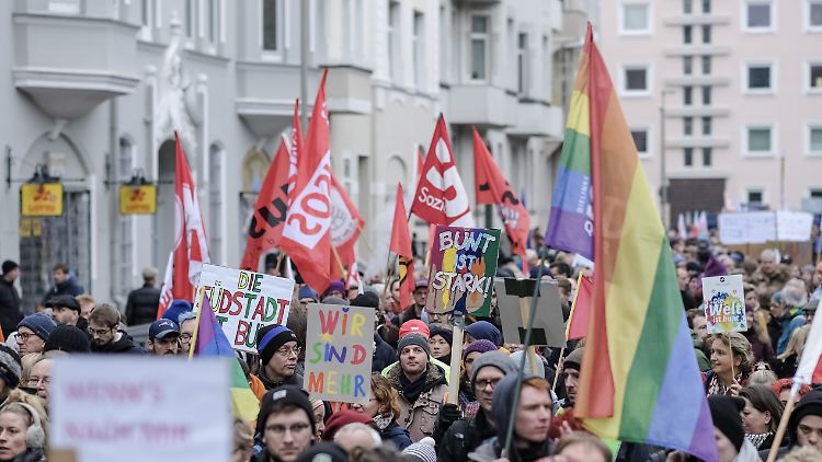 Unter dem Motto "bunt statt braun" gingen Tausende Menschen in Hannover auf die Straße.