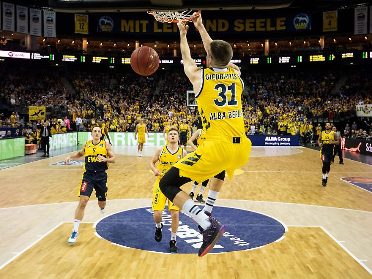 Albas Rokas Giedraitis stopft den Ball gegen Oldenburg durch den Ring.