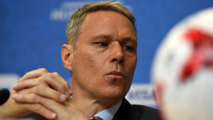 "Hört mal mit dem Profifußball in den Niederlanden auf. Das meine ich ernsthaft, denn offensichtlich können wir uns nicht benehmen", sagt Marco van Basten.
