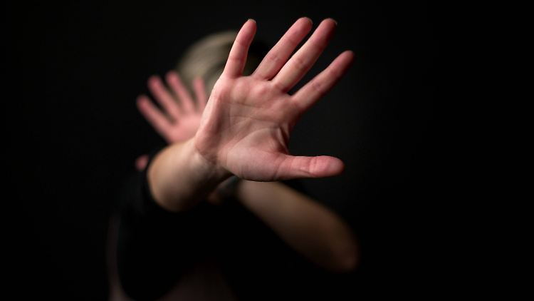 Das Hilfetelefon gegen Gewalt an Frauen ist rund um die Uhr unter der Telefonnummer 08000-116016 erreichbar.