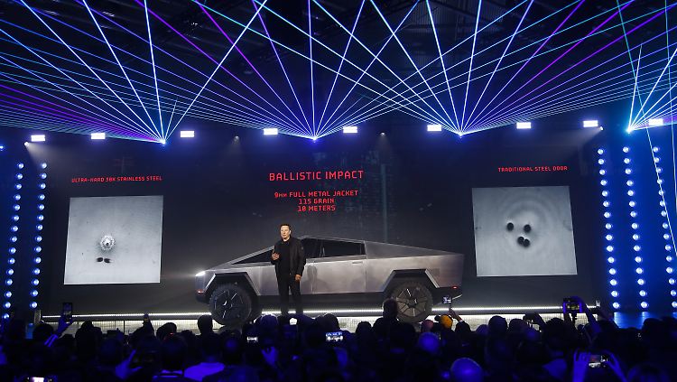 Elon Musk bei der Enthüllung seines elektrischen Pickup, den Cybertruck, in Los Angeles.