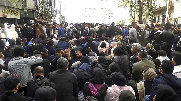 Auch in Sari gingen Demonstranten auf die Straße.