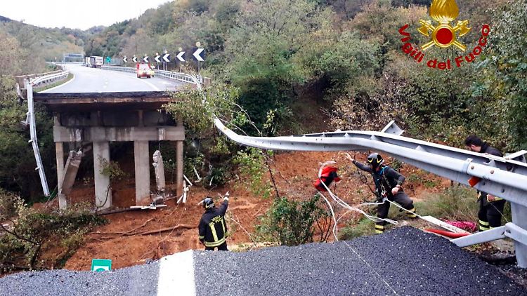 Die Autobahnbrücke bei Savona stürzte bei dem Untwetter auf einer Länge von etwa 30 Metern ein.