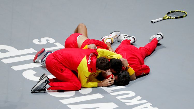 Der Jubel endete am Boden: Irgendwo ganz unten befindet sich Rafael Nadal.