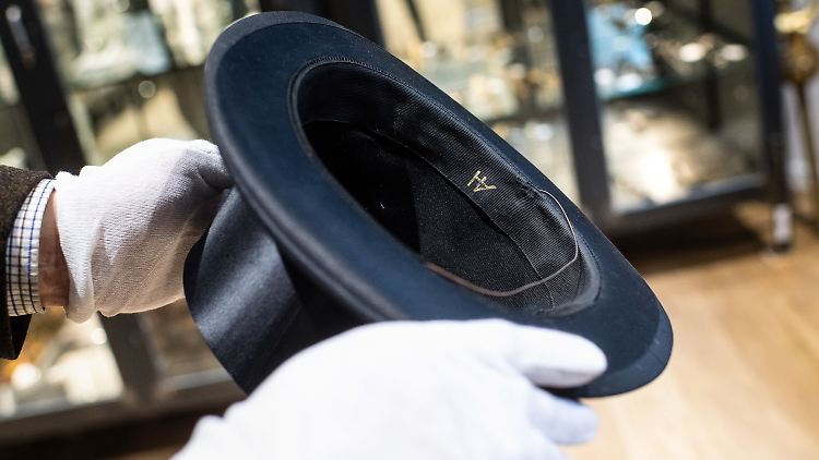 Hitlers Zylinder brachte bei der Auktion über 50.000 Euro.