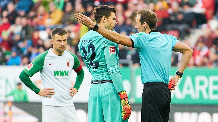 Da geht's in die Kabine: Jarstein muss nach der berechtigten Roten Karte vom Platz.