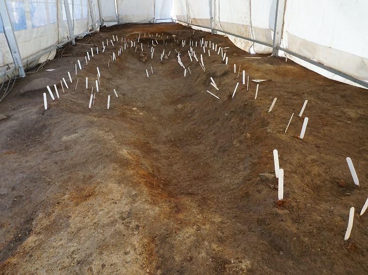 Markierungen zeigen die Umrisse des älteren Bootsgrabes des Manns an der Fundstelle in Vinjeora.