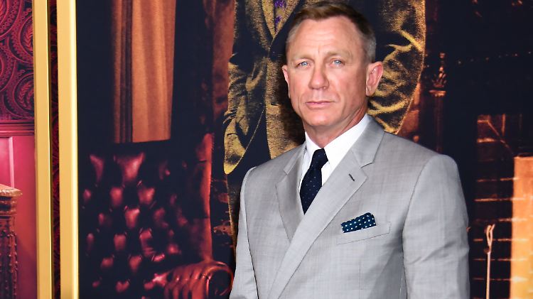 Daniel Craig trägt zwar immer noch gern Anzug, allerdings nicht mehr den für James Bond typischen schwarzen Smoking.