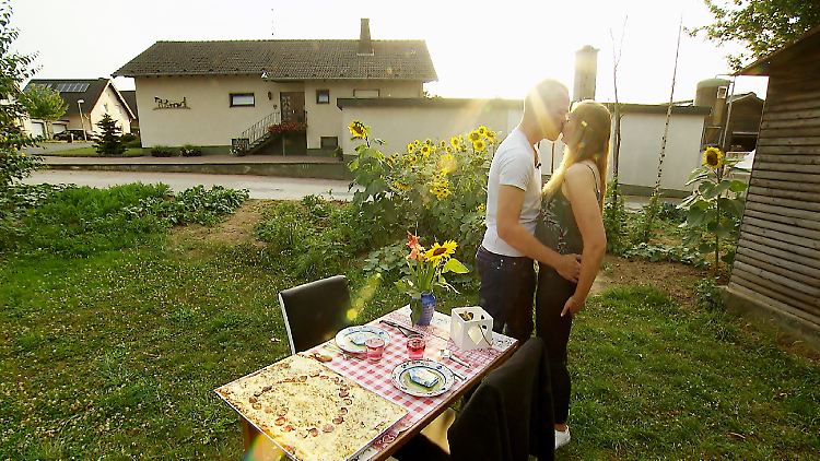Bei Thomas H. und Carina wird ordentlich gebusselt. 