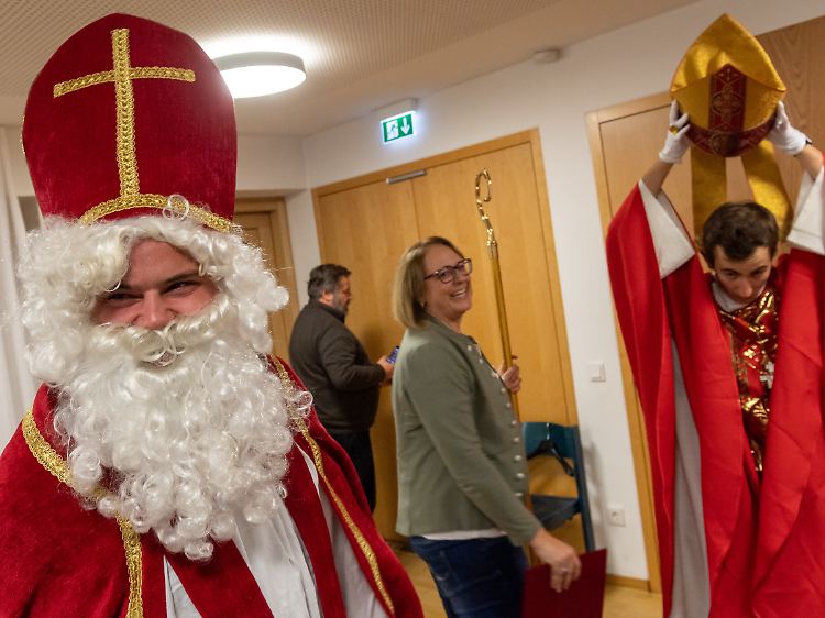Eine Mitra, ein weißes Untergewand, ein roter Chormantel, das Nikolausbuch und der Bischofsstab sind Teil der Ausstattung.