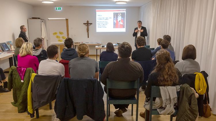 Das Erzbistum München und Freising bietet eine dreistündige Ausbildung mit anschließendem "Nikolaus-Diplom" an.