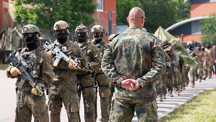 Nach Munition, Nachtsichtgeräten und Funkgeräten besteht in rechten Netzwerken eine hohe Nachfrage.