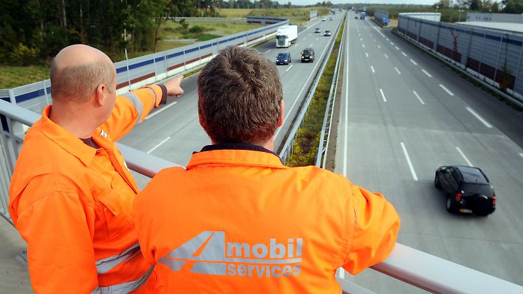 Mitarbeiter des privaten Konsortiums A1 mobil stehen auf einer Brücke über der A1.