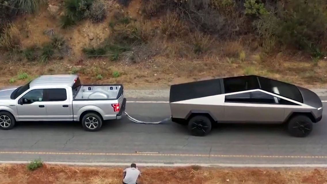 CybertruckTauziehen.jpg