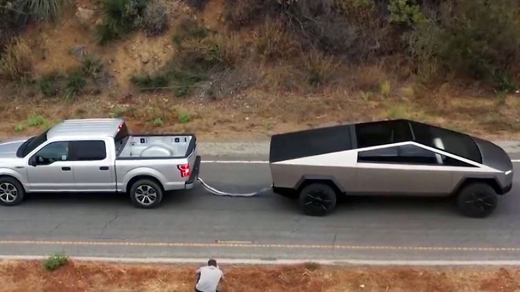 CybertruckTauziehen.jpg