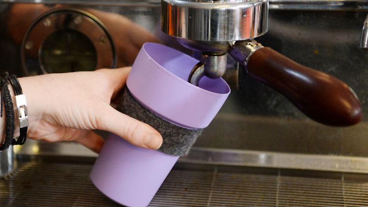 Mehrweg-Becher im Einsatz: Besonders bei heißen Produkten können Kunststoffe in die Lebensmittel geraten. 