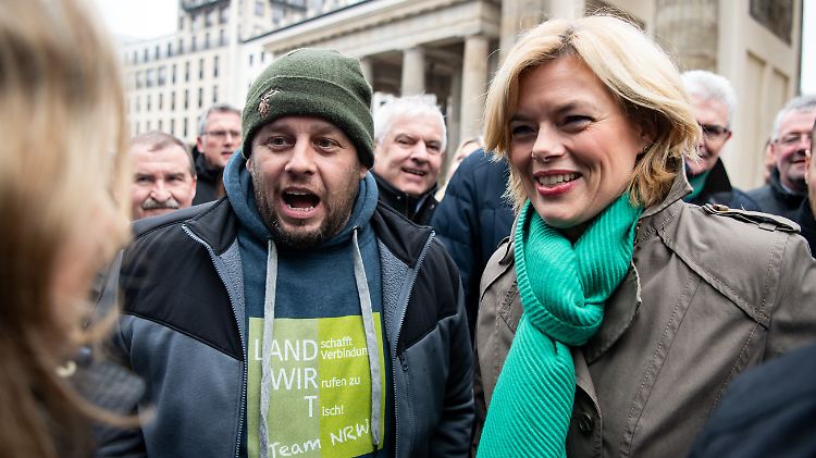 Will die Bauern ins Kanzleramt holen: Argrarministerin Klöckner auf der Treckerdemo am Brandenburger Tor.