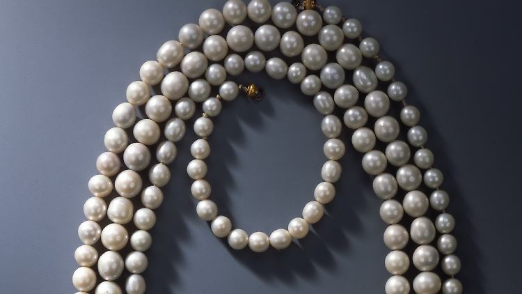 Noch in der Vitrine: eine Kette aus 177 sächsischen Perlen. Die Beute der Juwelenräuber von Dresden war weniger üppig als befürchtet. 