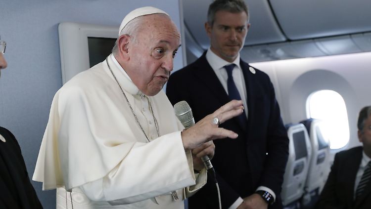 Auf dem Rückflug von Tokio nach Rom äußerte sich der Papst erstmals zu dem Finanzskandal. 