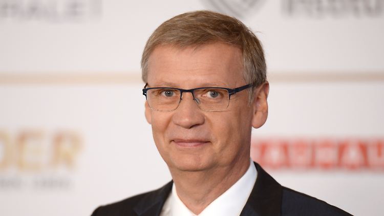 Günther Jauch lässt sich von seiner Frau Thea gern Nusskuchen backen.