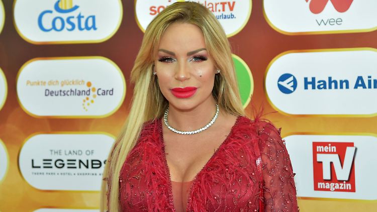 Blond - so sah Gina-Lisa Lohfink noch im April aus. Inzwischen trägt sie ihr Haar schwarz.