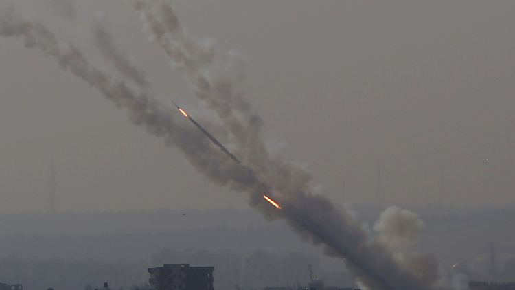 Raketen werden vom Gazastreifen Richtung Israel gefeuert.