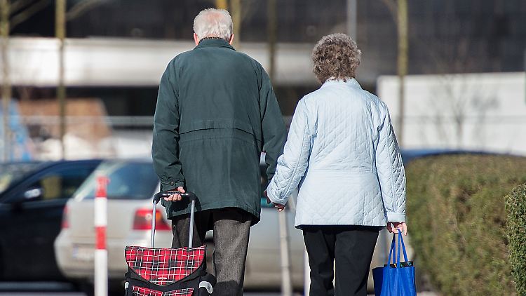 Zukünftige Rentenansprüche von Frauen bleiben voraussichtlich weiterhin hinter denen von Männern zurück.