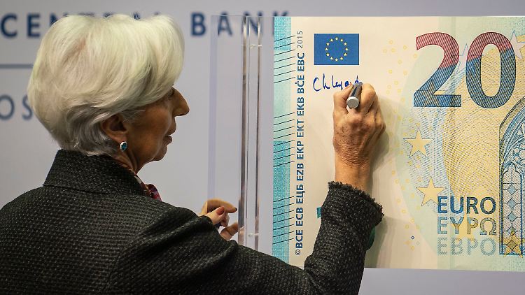 Sie darf das: EZB-Chefin Lagarde bekritzelt die 20-Euro-Note.